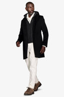 Cappotto con pettorina e cappuccio nero