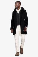Cappotto con pettorina e cappuccio nero