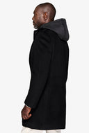 Cappotto con pettorina e cappuccio nero