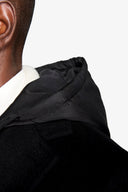 Cappotto con pettorina e cappuccio nero