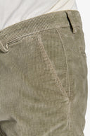 Pantalone chino in velluto salvia