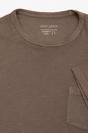 T-shirt girocollo con taschino fango-Dan John