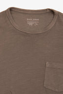 T-shirt girocollo con taschino fango-Dan John