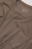 T-shirt girocollo con taschino fango-Dan John