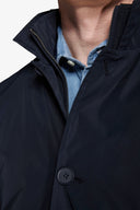 Trench con pettorina blu-Dan John