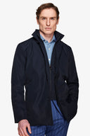 Trench con pettorina blu-Dan John