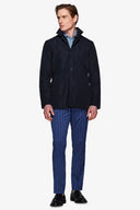 Trench con pettorina blu-Dan John