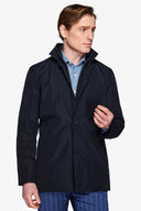 Trench con pettorina blu-Dan John