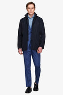 Trench con pettorina blu-Dan John