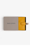 Portafoglio in pelle con scatto giallo-Dan John